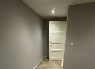 Patrick Metten bezig met plafond herstellen en egaliseren op de Biest in Weert