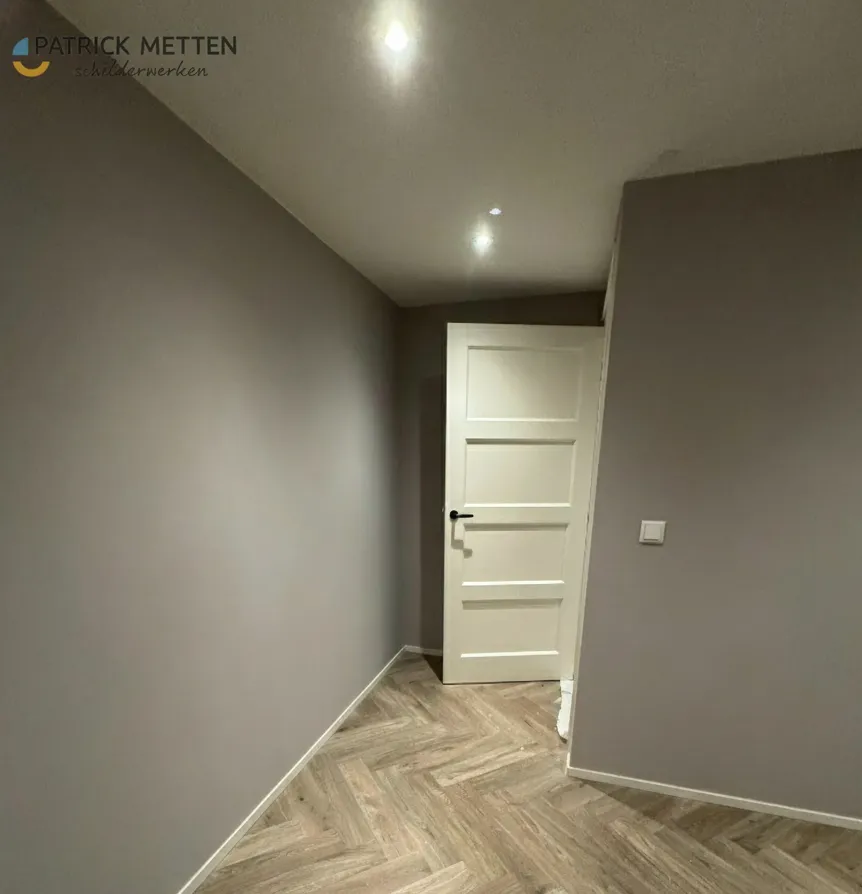 Patrick Metten bezig met plafond herstellen en egaliseren op de Biest in Weert