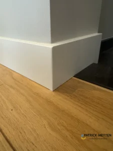Plint strak afgewerkt en geschilderd in Weert – Patrick Metten schilderwerken